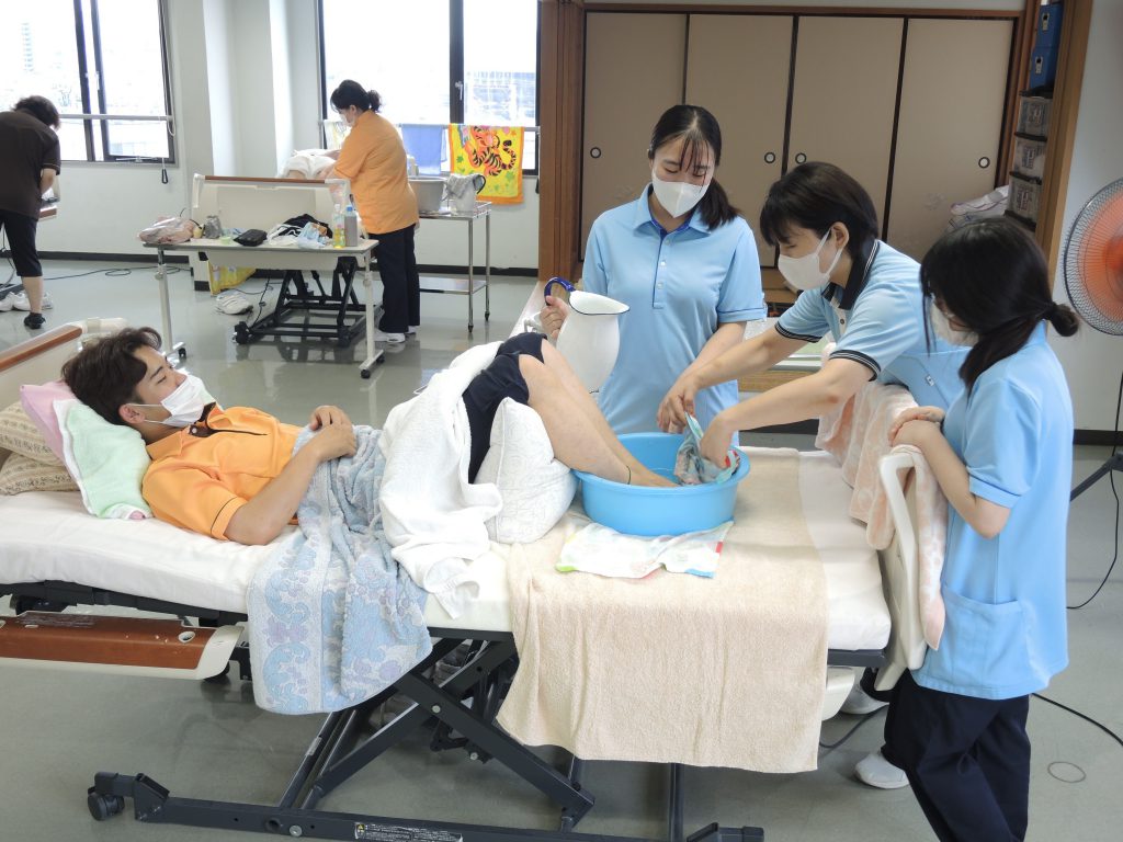 2年生 生活支援技術(足浴・手浴・爪切り)の様子|品川介護福祉専門学校